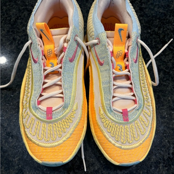 Cosmic Unity 3 Nike Basketball or Volleyball Shoes - Picture 2 of 3